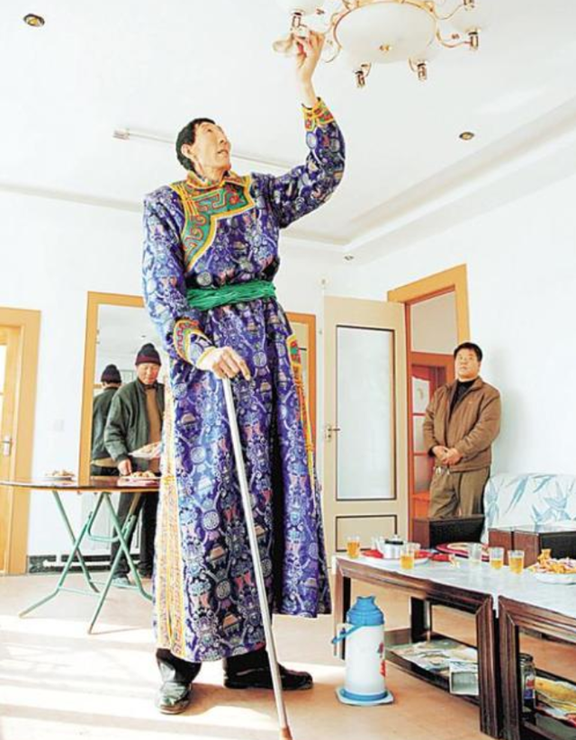 中国巨人鲍喜顺身高236米超姚明不听医生建议57岁生下儿子如今怎么样