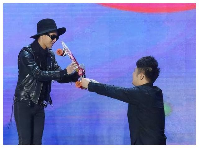 众女星与心仪男星同框名场面杨幂骑谢霆锋肩上吴昕见李晨大哭