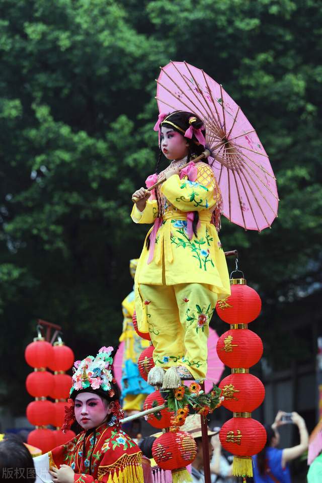 广东非遗民间艺术飘色凌空而立巧妙的力学表演艺术价值极高