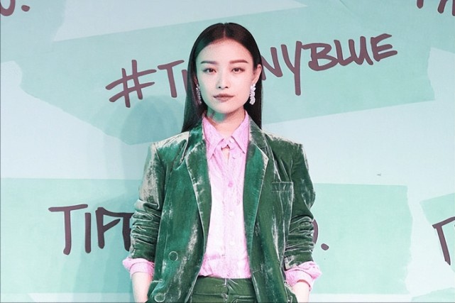 西装搭半裙优雅高级,裙子满是褶皱也不影响美感|倪妮