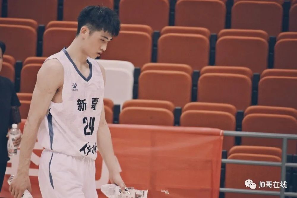 马泽来小哥哥,高颜 长腿 爱运动,几乎具体了所有校草的特质.