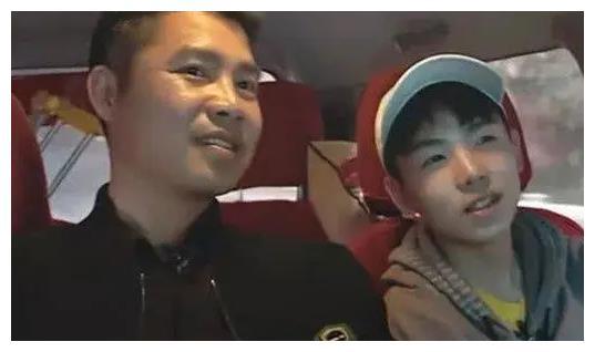 林依轮儿子林子濠毕业与女友拥抱庆祝两子均学习恋爱两不误