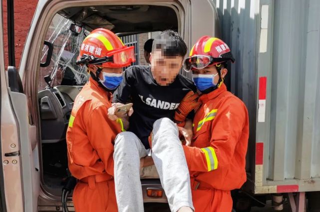 目前事故原因还在进一步调查中车祸猛于虎交通事故往往发生在一瞬间