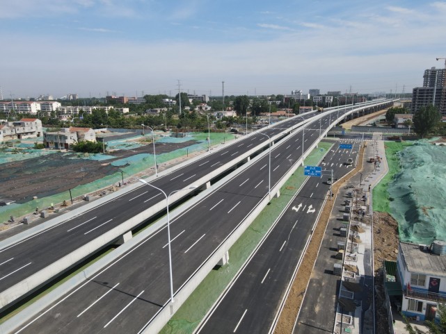 济宁市共青团路北延高铁连接线项目为高架主路,地面辅路相结合的连续