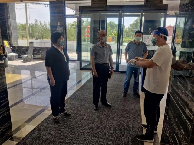 卫健局副局长王宇峰,刘海新,中医院党委书记李龙海,副院长张海峰陪同