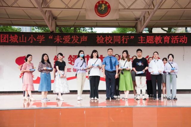爱的蓝天"5月30日,黄石团城山小学2600多名学生家长都收到下陆区