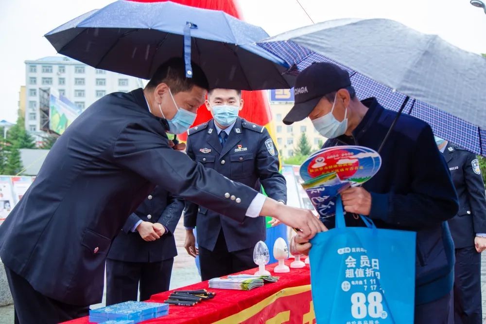 尖山区新兴广场设立了禁毒宣传主站点,市禁毒委副主任翟慎利参加活动