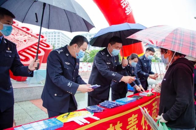 尖山区新兴广场设立了禁毒宣传主站点,市禁毒委副主任翟慎利参加活动