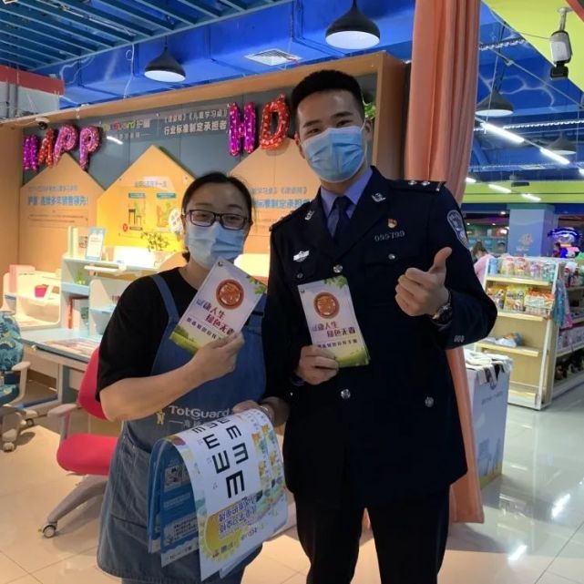 尖山区新兴广场设立了禁毒宣传主站点,市禁毒委副主任翟慎利参加活动