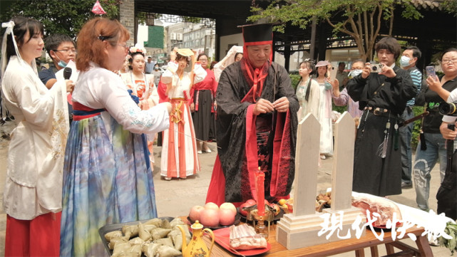 作为中国四大传统节日之一,端午节是集拜神祭祖,祈福辟邪,欢庆娱乐和