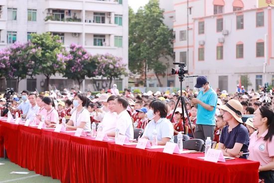 联和居委会李炽均书记,联和一幼园长陈彩生,联和二幼园长钟风群,学校