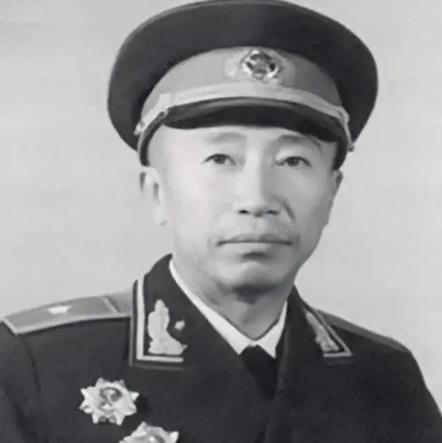 解方少将四野十二兵团参谋长解方少将,政治部主任唐天际中将;十三兵团