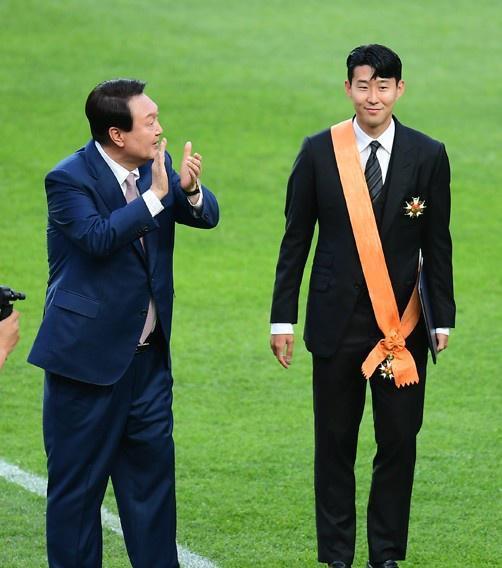 孙兴慜获青龙勋章比肩金妍儿,韩国总统亲自颁发 鼓掌