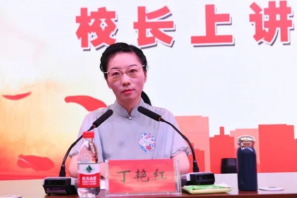 商丘工学院校长丁艳红为师生讲防疫抗疫思政课