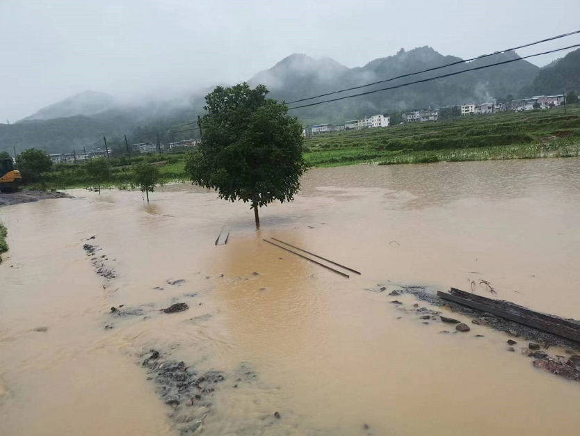 贵州遭遇大范围暴雨袭击3县站特大暴雨56县站大暴雨254县站暴雨