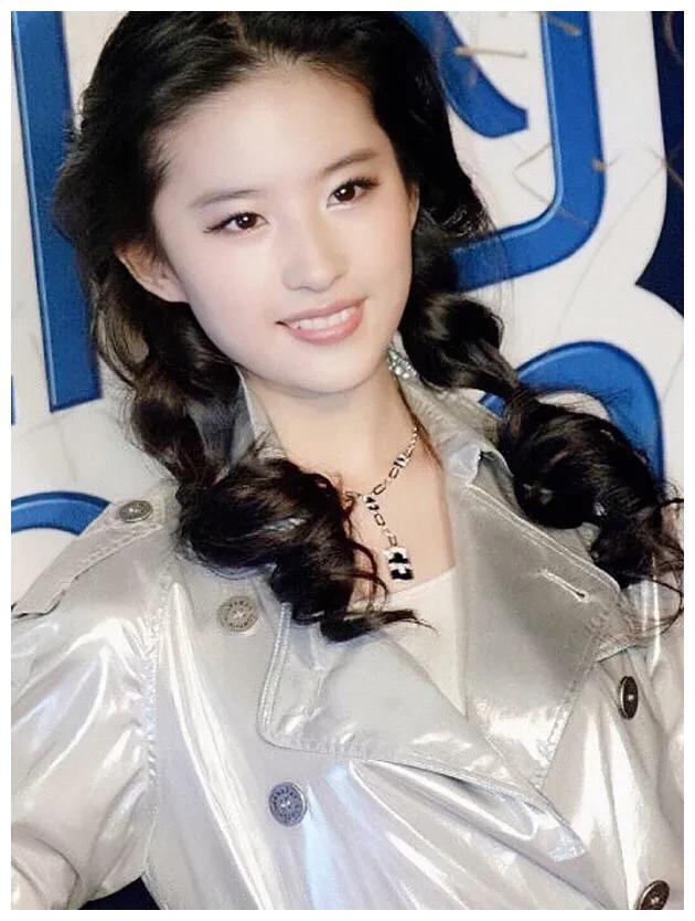 no·1风华绝代的美女曾黎1976年9月17日出生于湖北省荆州市.