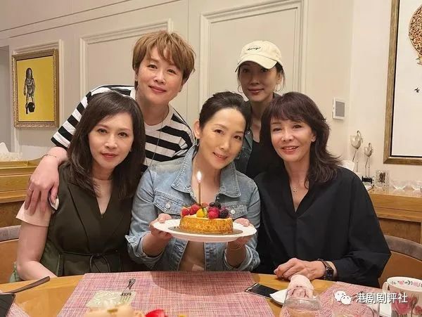 相中她跟四位美女吃饭聚会,当中包括顾纪筠,刘晓彤及久未露面的丘凯敏