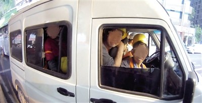 核载6人小客车竟塞进40个成人 民警数到舌头打结（图） - 1