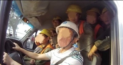 核载6人小客车竟塞进40个成人 民警数到舌头打结（图） - 2