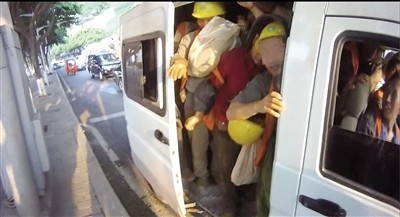 核载6人小客车竟塞进40个成人 民警数到舌头打结（图） - 3