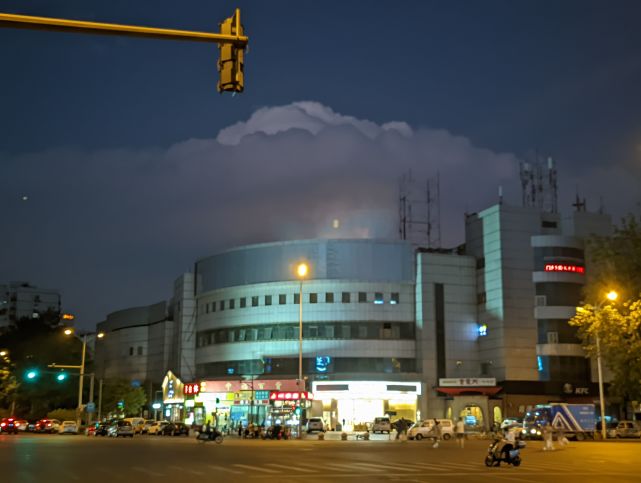 北京天空出现巨大积雨云（常带来局地性强对流天气）