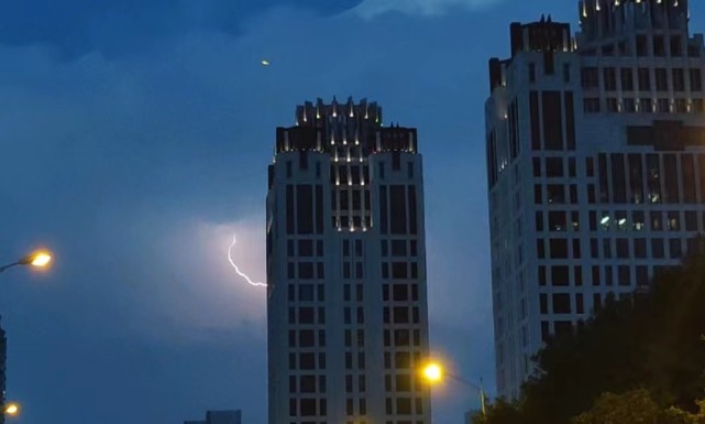 北京天空出现巨大积雨云（常带来局地性强对流天气）