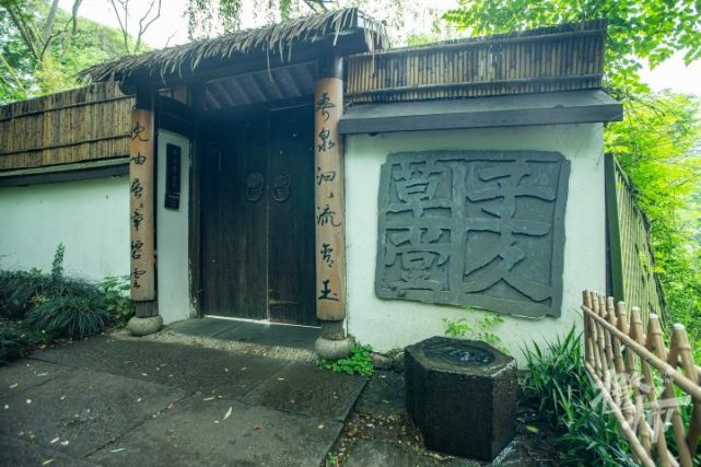 黄公望像和子久草堂在这里,随处皆景,漫步其中不需要有目的.