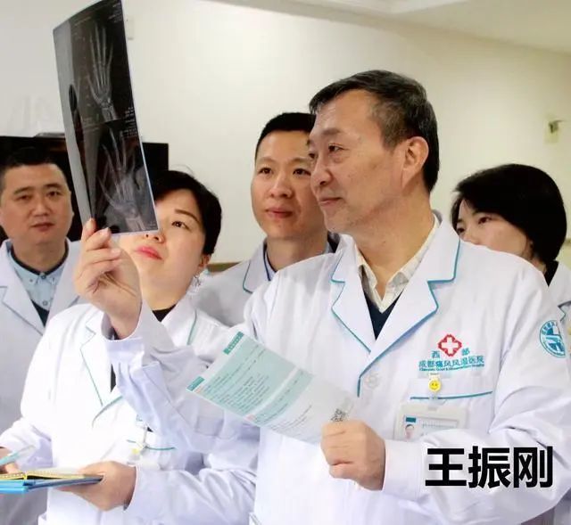 北京同仁医院风湿科主任医师王振刚介绍"痛风患者的饮食要依据患者血