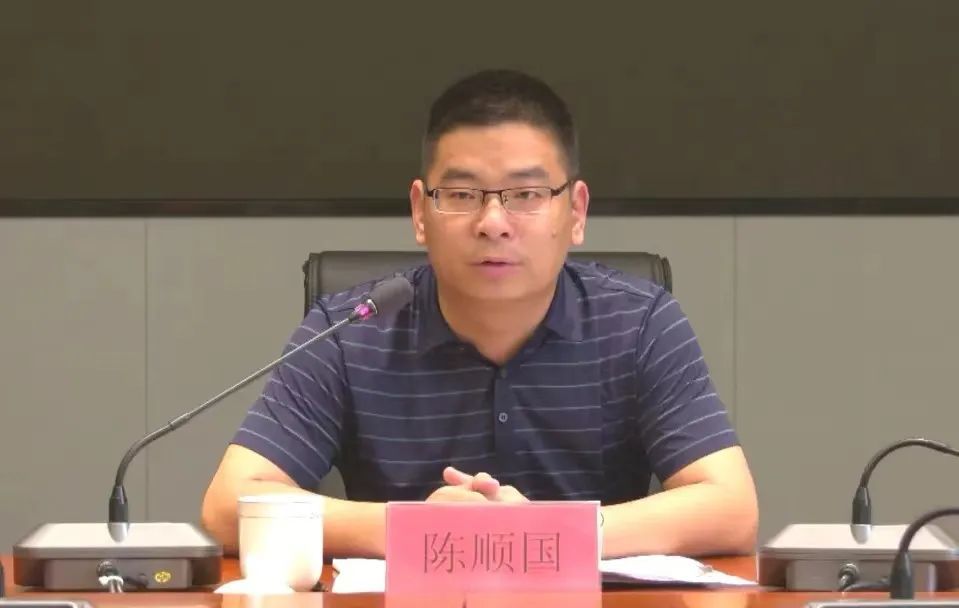 会上,县委常委,副县长陈顺国以"三个坚决三个务必,对当前如何积极