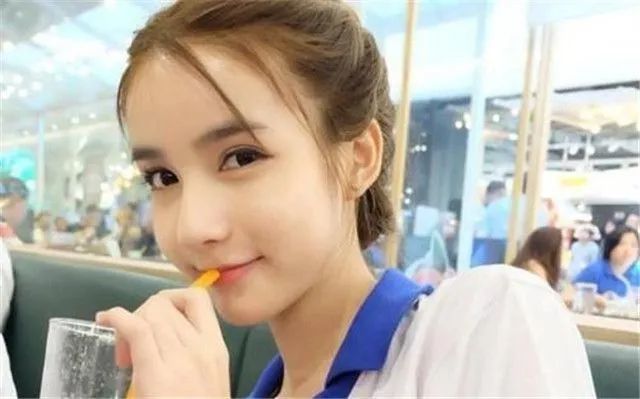 或许是因为父母对"她"倾注了太多的期望,妮莎从小就表现出与同龄人的