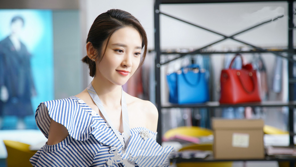 之前唐艺昕在《乔家的儿女》中饰演的项南方是一个知性,落落大方的