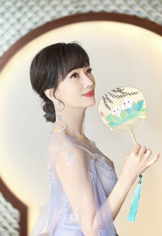 赵雅芝手持粽叶拍写真宛如女神穿露背纱裙背影迷人