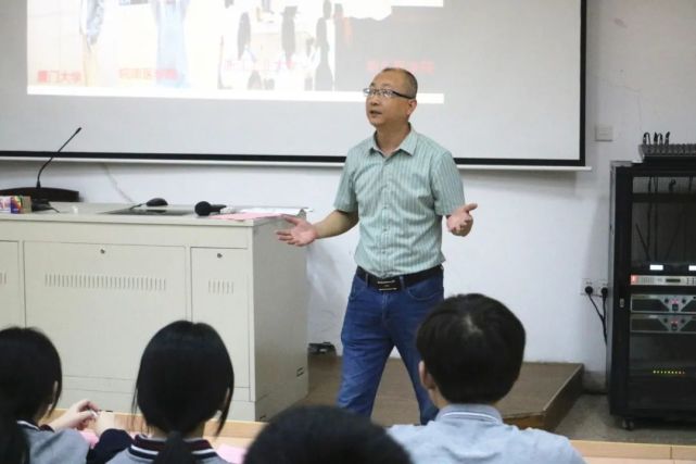 建功新时代丨玉环市高中组名班主任主题班会比赛在实验学校高中部举行