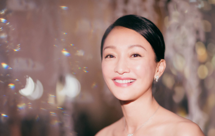 后一部,有人吐槽周迅装嫩,那么大年纪了还要演少女,结果周迅依然用