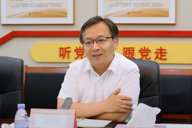 双方合影沧州市委副书记,市长向辉与集团党委书记,董事局主席林烨合影