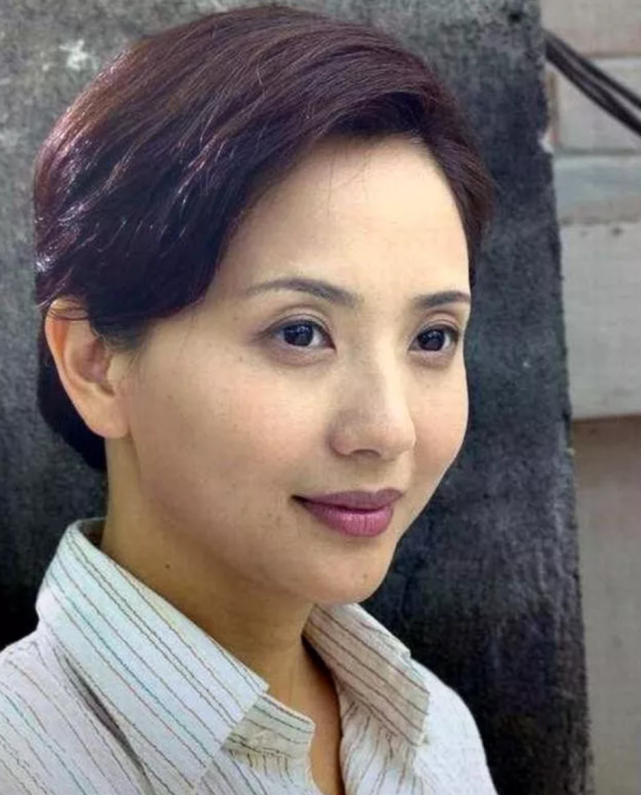 值得一说的是她女儿长得落落大方继承了陶慧敏的美
