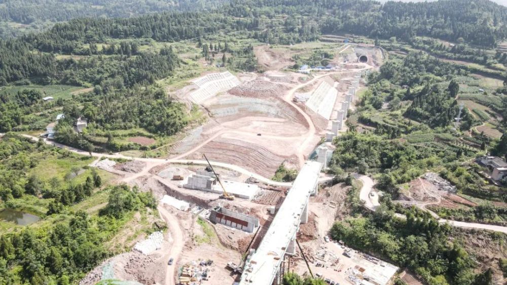 文/图)5月31日,汉巴南铁路仪陇站配套基础设施项目开工动员仪式在新政