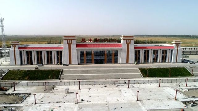 且末站提取河东防沙治沙生态工程纪念建筑元素,结合城墙的建筑元素