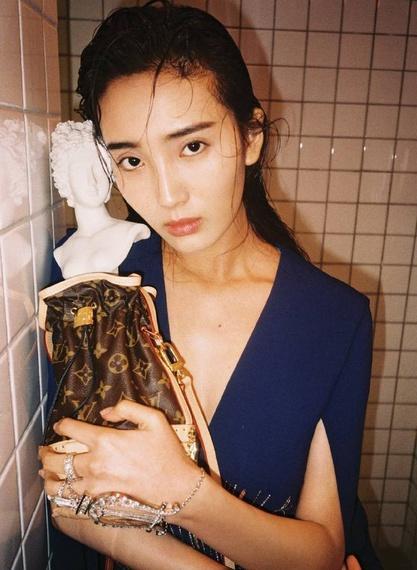 浪姐小神婆王紫璇豪宅曝光,一台唱片机14万,老公比她大34岁?