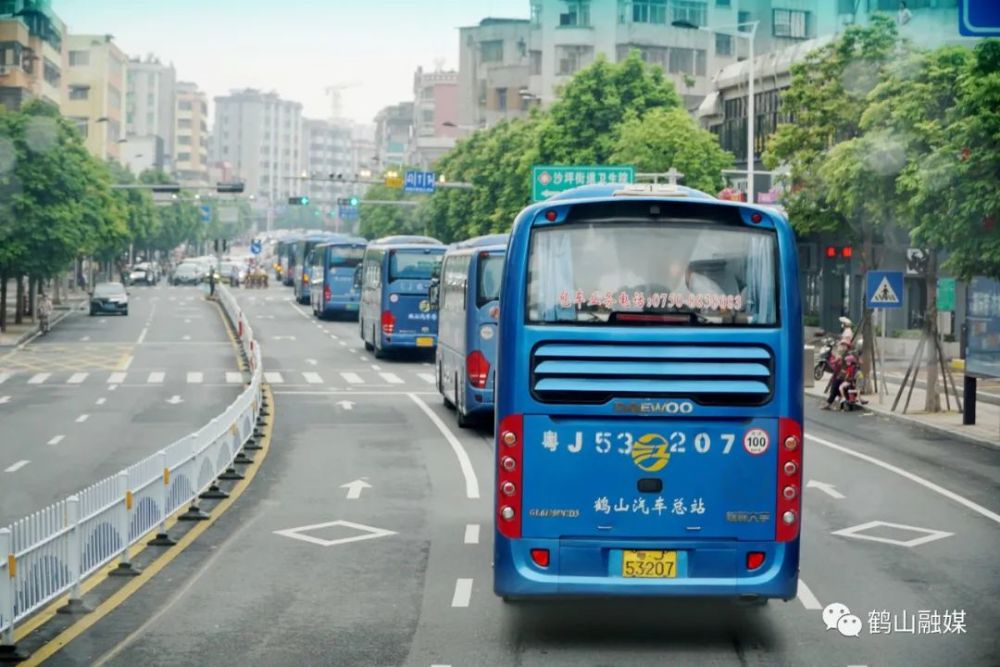 冯铭军 摄鹤山市汽车总站派出做足消毒措施的大巴接送考生,学校每辆车