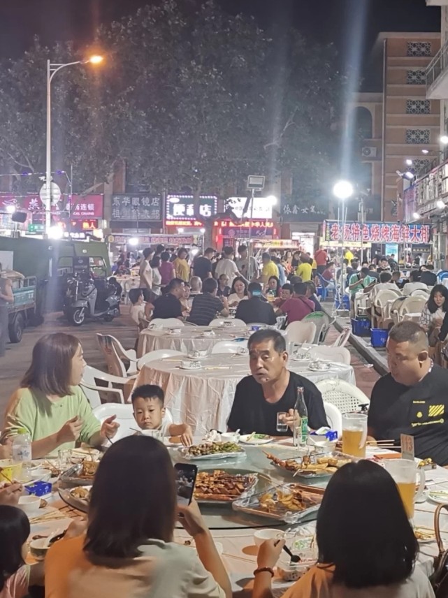 威海东城路夜市美食一条街