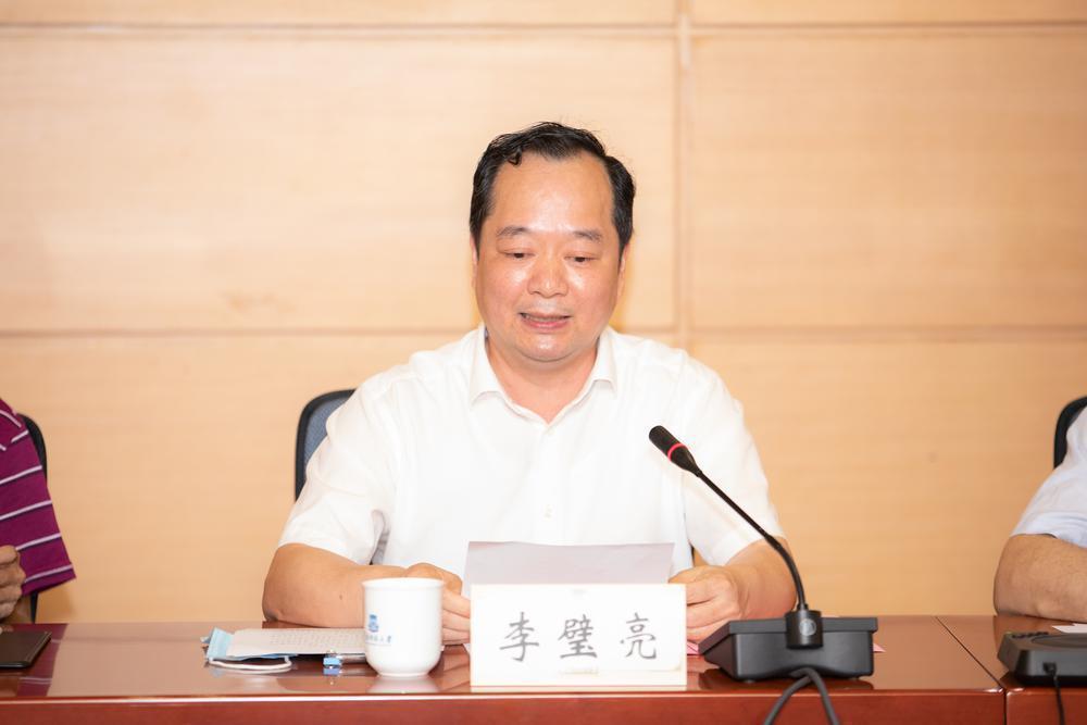 会上,广东省教育厅副厅长李璧亮指出,师范教育协同提质计划是落实新