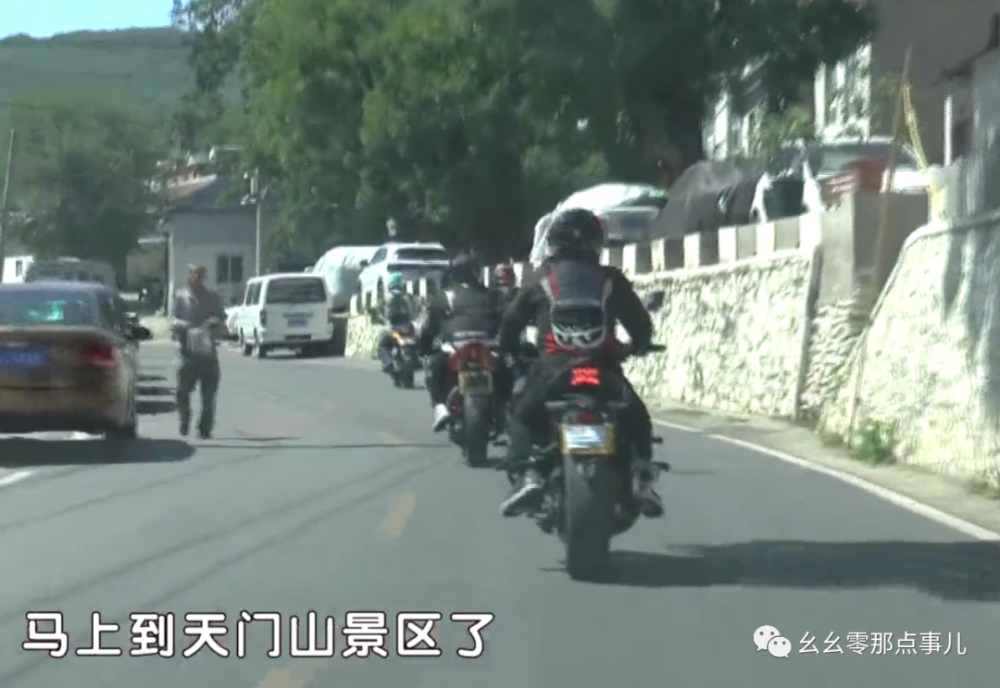 不作到禁摩不罢休北京门头沟摩友遮挡号牌闯禁行跑山