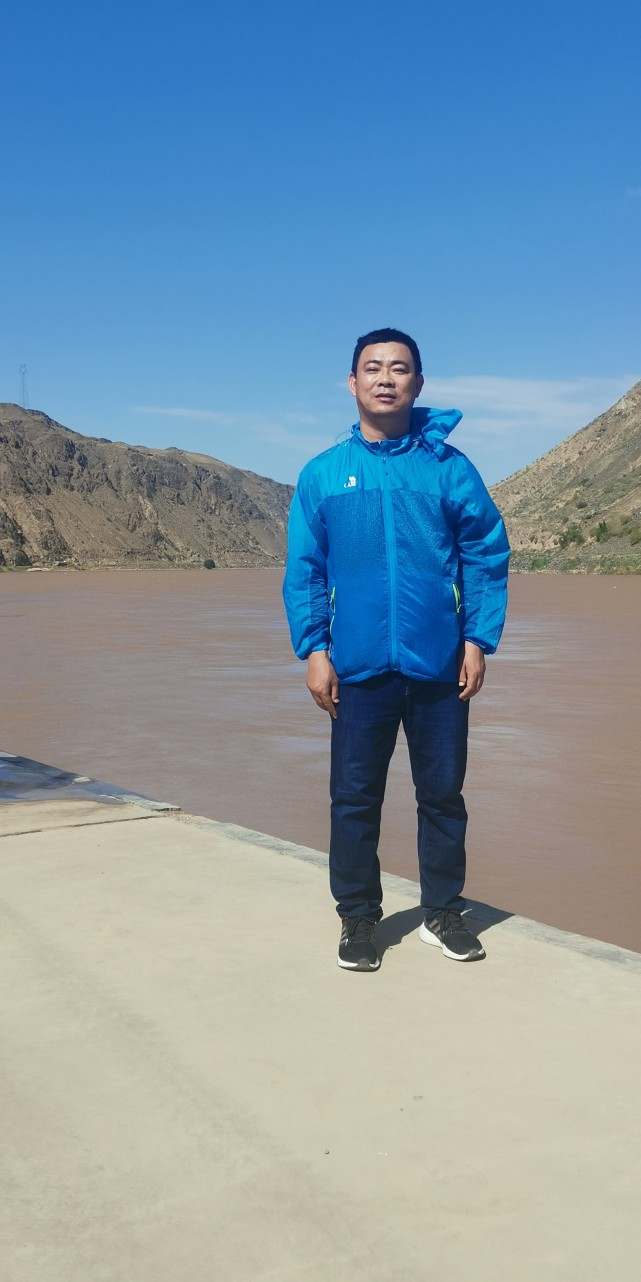 备课组长,高级教师 杨亚峰来源 河南青年时报·东风新闻记者 弯文奎