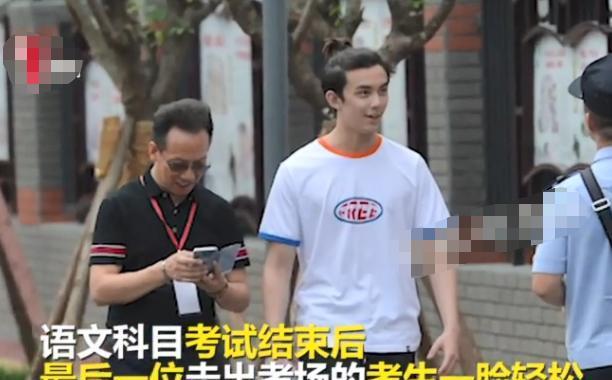 据他的老师爆料:吴磊高考前一天去看考场,熟悉座位,吴磊还说他自己有