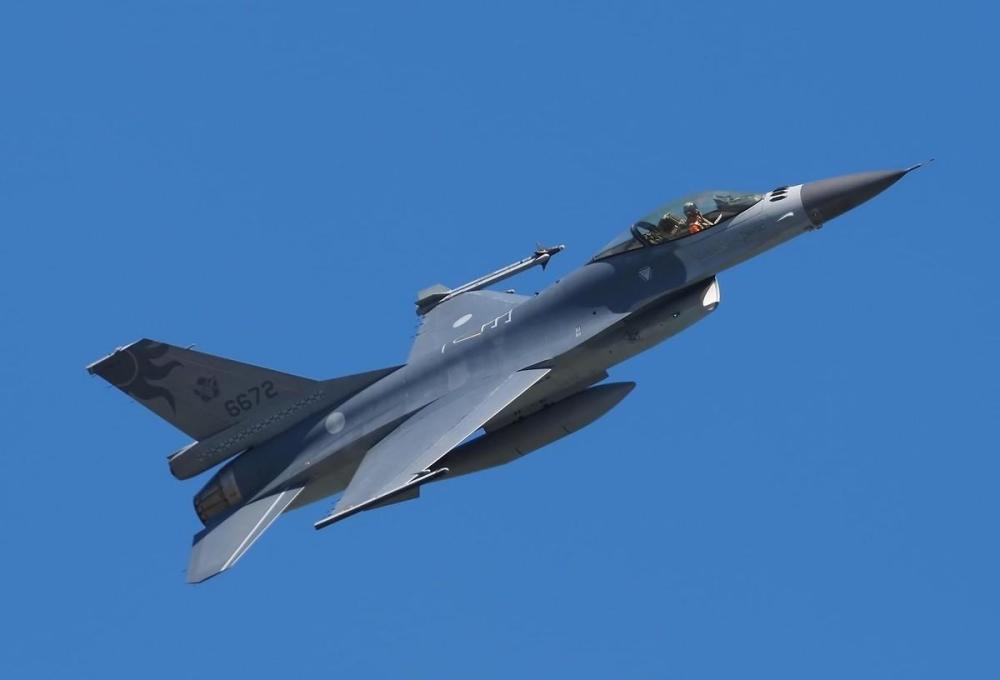 f16事故不断台军再次出现起落架故障战机在美国夏威夷猛磕头