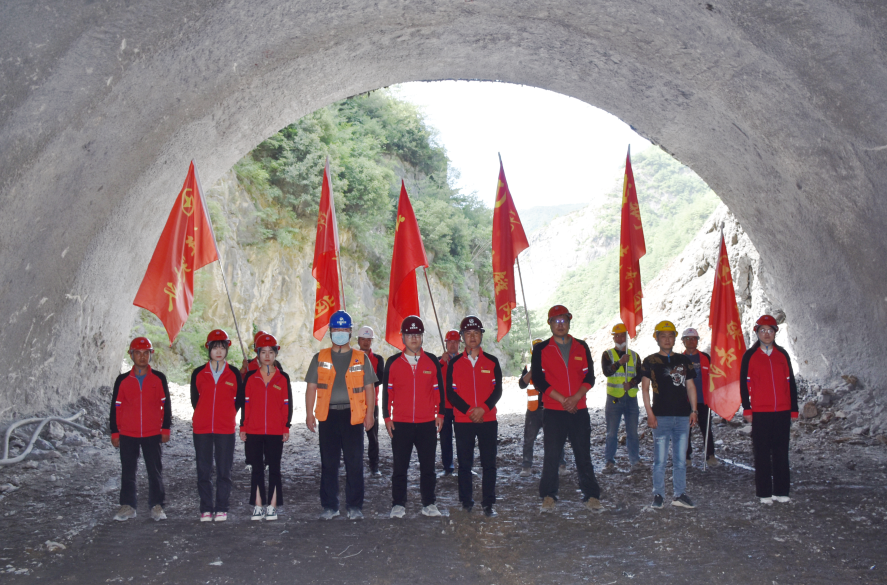 康略高速刘家山隧道双线顺利贯通