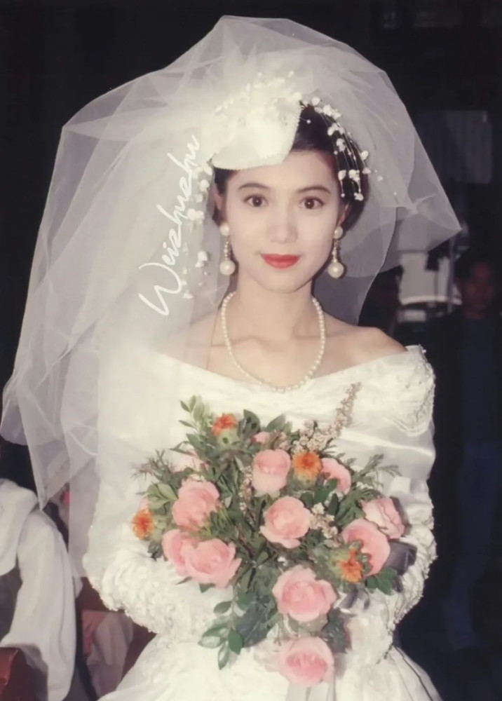 30几年前袁咏仪的婚纱剧照太漂亮了