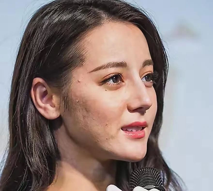 迪丽热巴生图大翻车与精修照差别大网友差点把我送走