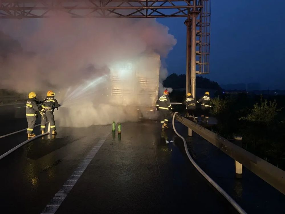 2022年6月8日04时04分,柯桥区消防救援大队分指挥中心接到警情称:柯桥